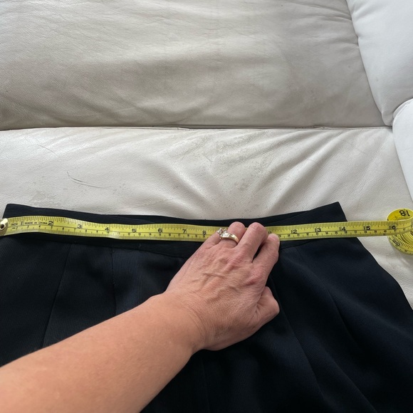 Kasper black pleated/ cuffed pant suit, zip up jacket size 8P - Picture 6 of 9